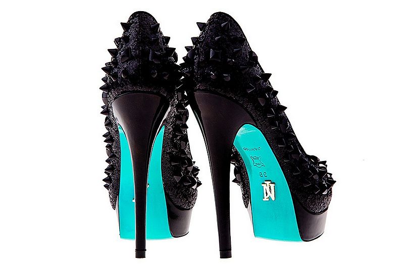 Datei:Schuhe-mit-blauer-Sohle1.jpg